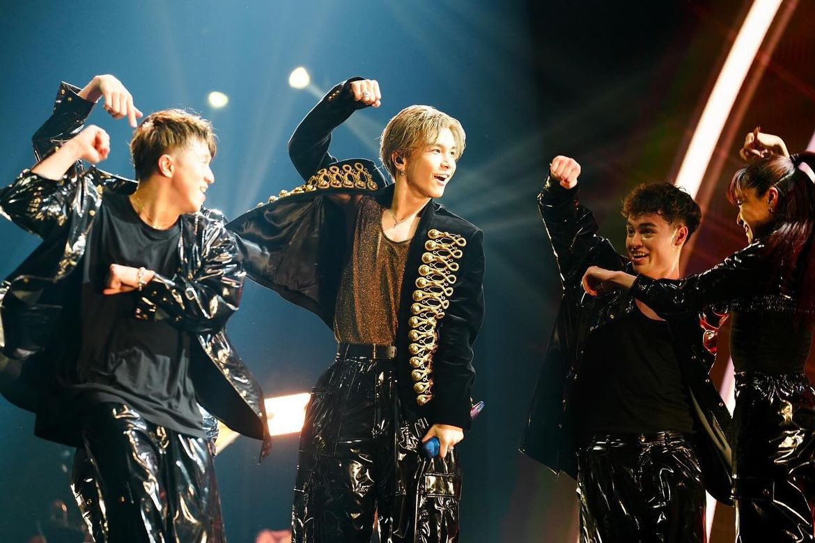 24iwala__3's tweet photo. このCan't Get Enoughのダンサーのみんなとピョコピョコしてるとこ毎度楽しそうでめちゃくちゃ好きだった〜〜！！！！

最後の武道館は今までにないくらいニコニコでかわいいいいいいってなった😂❤️❤️ https://t.co/XHikR6fLiB