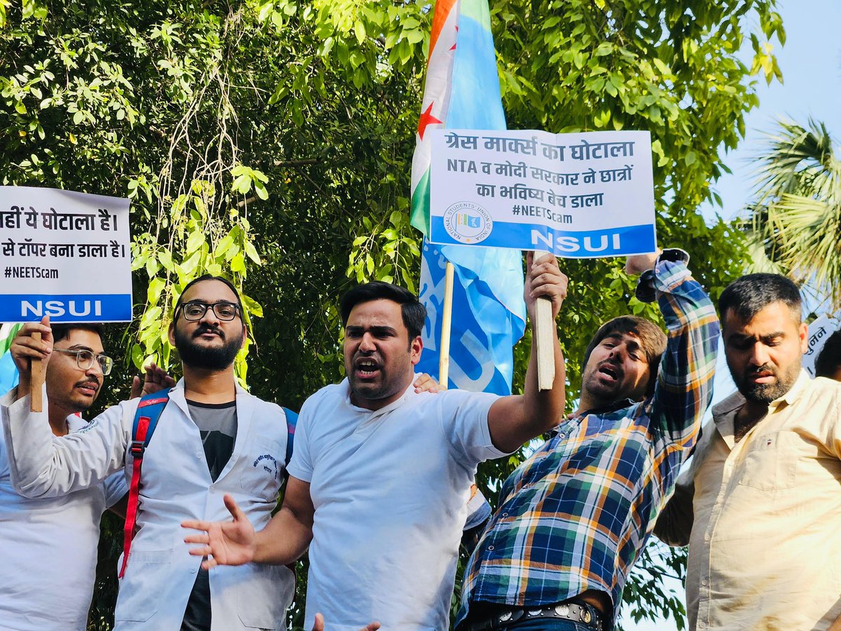 varunchoudhary2's tweet photo. देश के 24 लाख NEET स्टूडेंट्स सरकार से सवाल कर रहे हैं, उनके साथ धोखा क्यों हो रहा है ?

पूरी परीक्षा में धांधली हुई और अब तक कोई कार्यवाही नहीं हुई है।

PM @narendramodi कुछ देर बाद शपथग्रहण की तैयारी कर रहे हैं, देश के हर शहर में NEET स्टूडेंट्स प्रदर्शन कर रहे हैं।

 #RENEET https://t.co/QjjCyi8ZS8