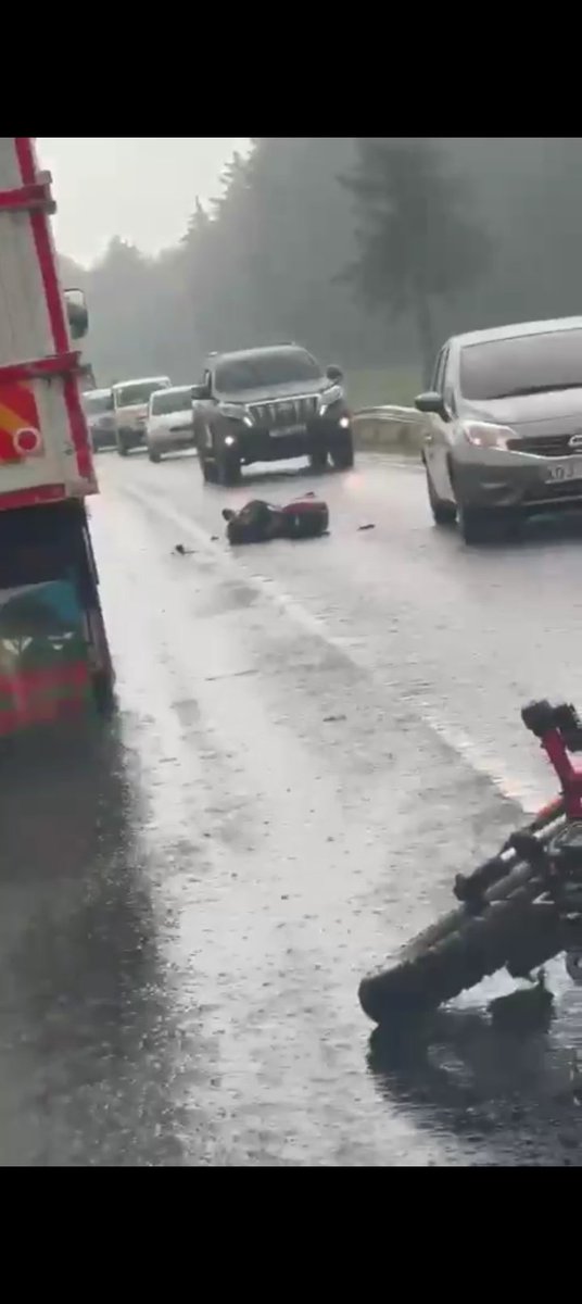 RonnyReagan10's tweet photo. A hit and run incident at Kijabe! 
@Ma3Route @motoristsoffice @KenyanTraffic 

Photo: Courtesy https://t.co/m4SNP4Tj6l