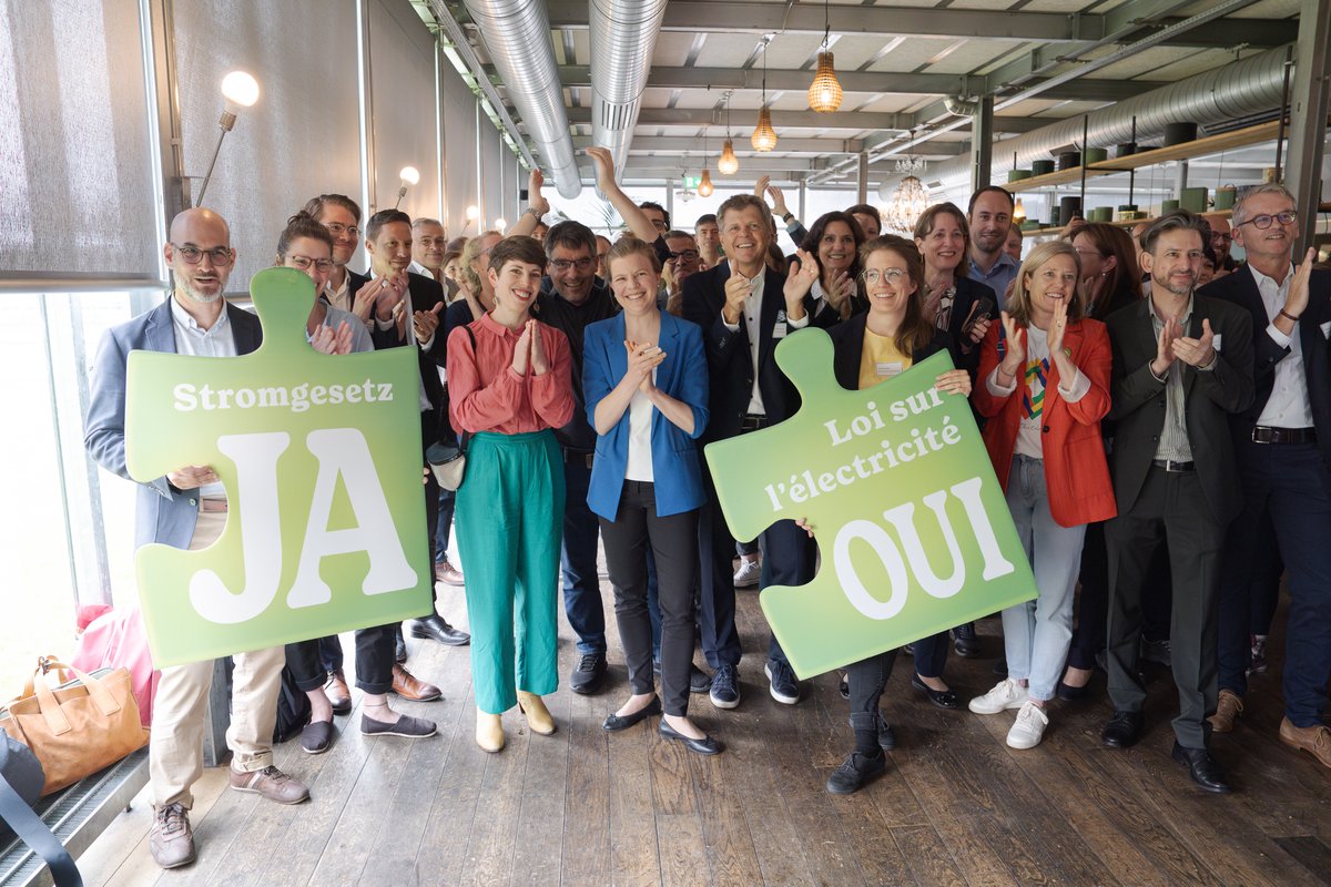Die Schweiz sagt JA zum Vorwärtsmachen. Endlich geht es vorwärts mit dem Klimaschutz und der Energiewende!

Ein grosser Applaus für alle, die an der Kampagne mitgearbeitet haben – ein riesiges Dankeschön an alle, die diesen Erfolg möglich gemacht haben!