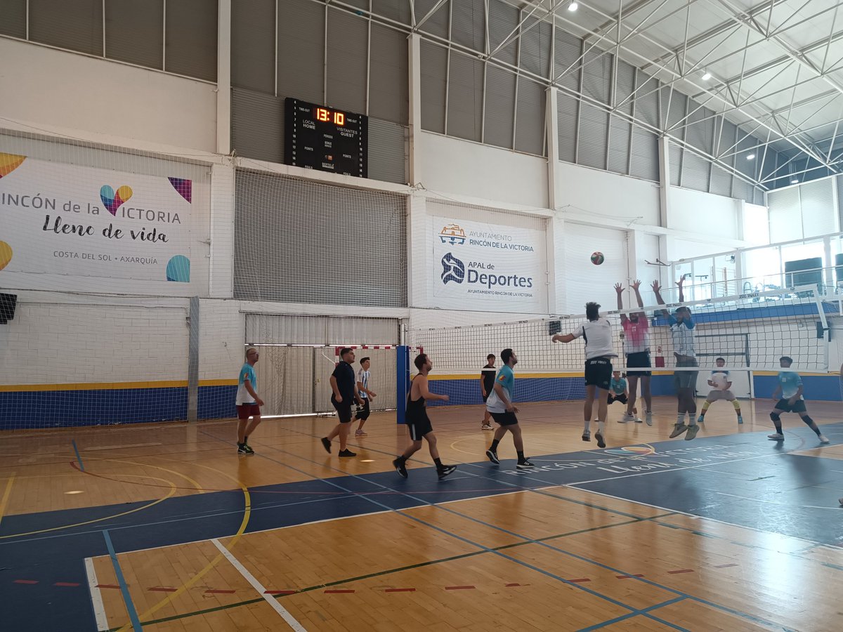 deportesrinconv's tweet photo. 🏐 El concejal de Deportes, @ajmartinrincon, ha acompañado al @3stevoley Rincón de la Victoria en la jornada de convivencia que se está llevando a cabo en el Pabellón Rubén Ruzafa.

¡Enhorabuena por la gran temporada y por todos los éxitos! 👏🏻

#RincónEsDeporte https://t.co/Wc4kl8ws1U