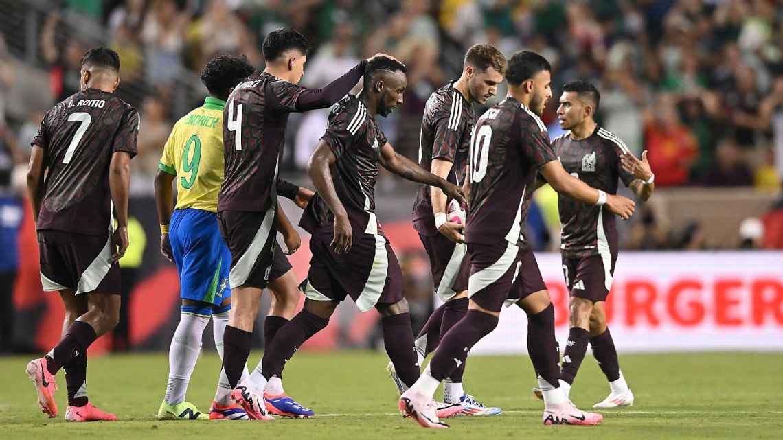RazaESPN's tweet photo. #BLOG✍🏼
@RafaeIRamosV

🚨3-2
Peligroso embuste
para #México ante
la abulia de #Brasil

📌«Quien pretenda glorificar el 3-2 de Brasil y rescatar a México, deberá resistir todos los cuestionamientos sobre su moral o sobre su inteligencia… o sobre ambas».
https://t.co/eV1YH5Q2vj… https://t.co/2ArmKErVTt