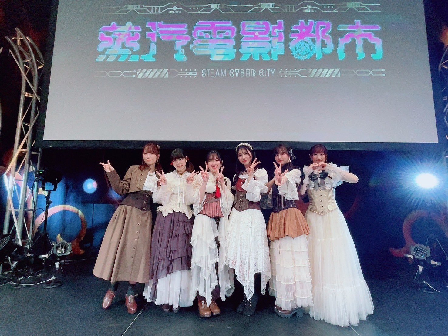 菅沼千紗　タペストリー　蒸気電影都市 菅沼千紗 タペストリー 蒸気電影都市 GPnfpqAbEAAiXSW.jpg