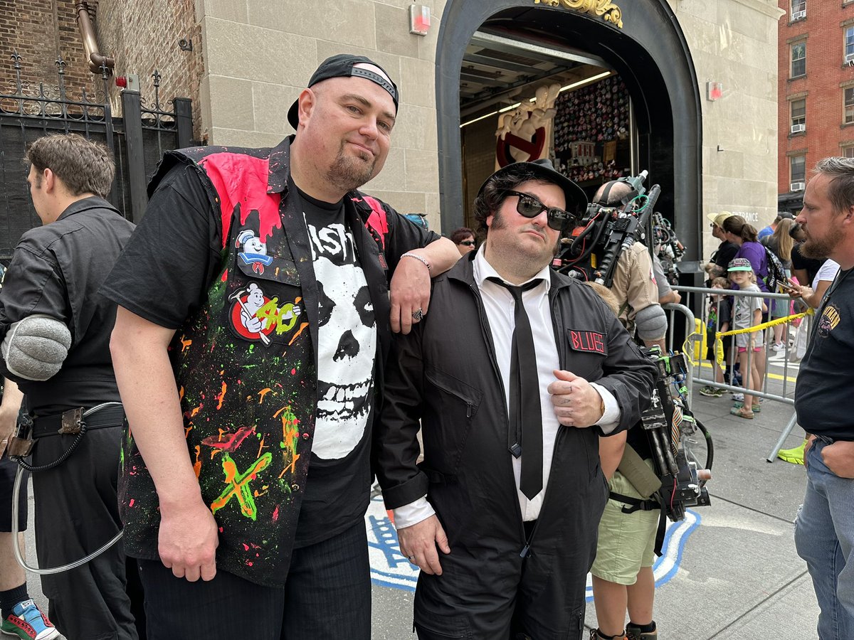HorrorMovieBBQ's tweet photo. @KateMcKinnonAUS Chris Sorrentino of @PizzaPlazm is just such a great, generous, hilarious dude and I’m so so grateful we got to meet. I’m sure it won’t be the last time. And thank you for all your hard work and the amazing print. I’ll be hanging it on my wall! https://t.co/GZwn7R1XGx