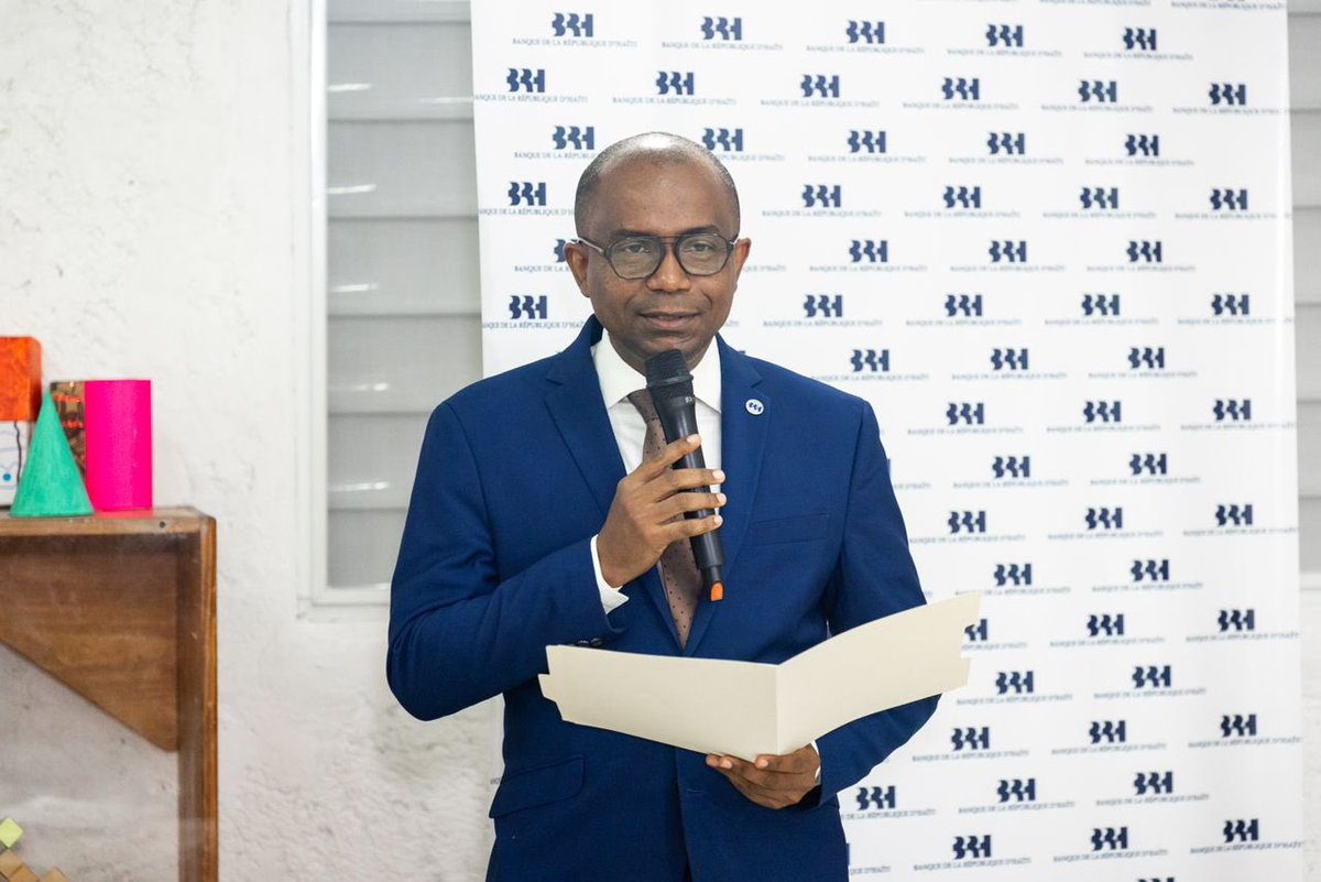 BRHHaiti_'s tweet image. Le samedi 8 juin 2024, la @BRHHaiti_ a soutenu un atelier interactif réunissant des directeurs de lycées à travers le pays, sur invitation de M. @CGuyEtienne du Collège Catts Pressoir. Intitulé « L’approche par projets pédagogiques, un catalyseur du développement socio-économique…