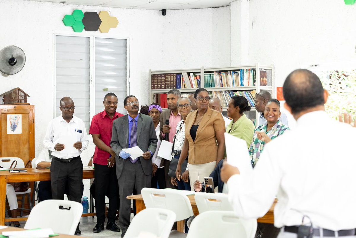 BRHHaiti_'s tweet image. Le samedi 8 juin 2024, la @BRHHaiti_ a soutenu un atelier interactif réunissant des directeurs de lycées à travers le pays, sur invitation de M. @CGuyEtienne du Collège Catts Pressoir. Intitulé « L’approche par projets pédagogiques, un catalyseur du développement socio-économique…