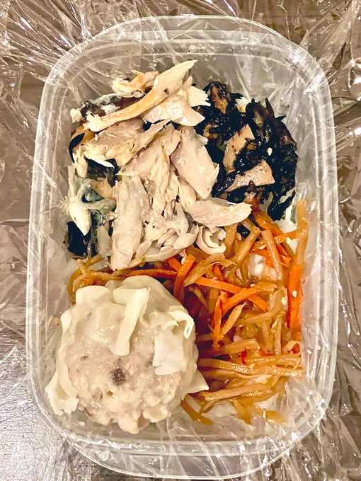夜食にトマト2個食べたこれは明日のお弁当。ひじき煮と金平を入れるのがマイブーム(スーパーの惣菜)鯖ほくじとスーパーのクソデカシュウマイをのせて。 