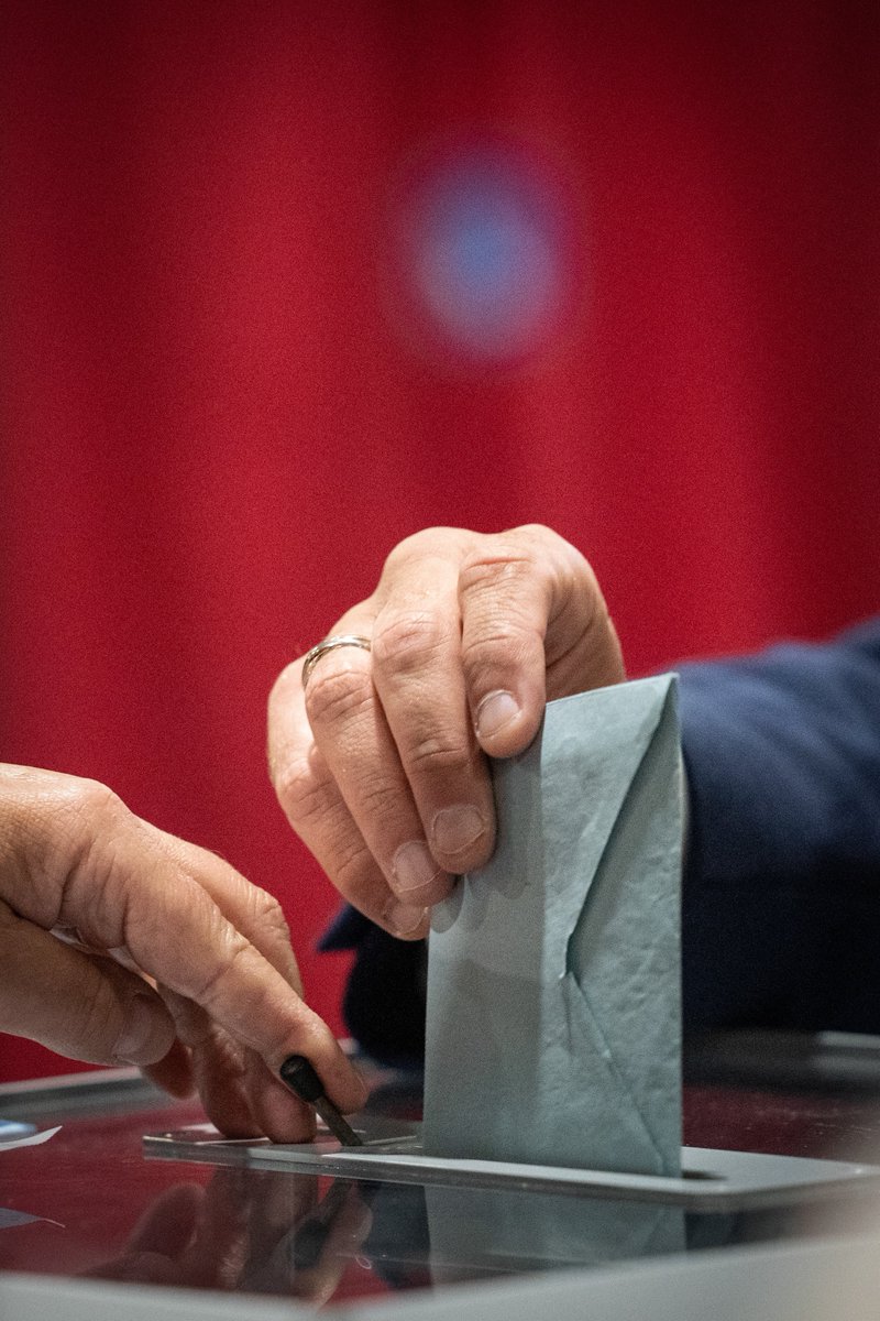 EmmanuelMacron's tweet photo. De retour au Touquet pour un acte essentiel :

A voté !

Merci à tous les Français qui permettent le bon déroulement de ce scrutin. La démocratie c’est nous tous, et vous en êtes les gardiens. https://t.co/AFxZjCrxu2