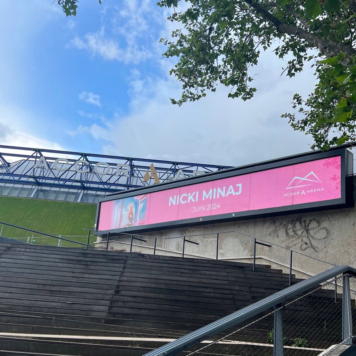 nmcaviar's tweet image. 🚨 | @NICKIMINAJ's Tour crew has arrived to Paris, France!

— She’s set to bring the ‘Pink Friday 2 World Tour’ to a second show at Accor Arena on Sunday, June 9th.