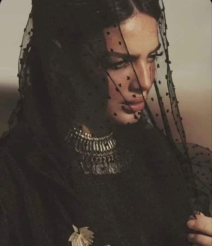کسی کا نام سن کر ضبط کے باوصف پہروں تک 
میرے بے نور چہرے کی  درخشانی نہیں جاتی ۔