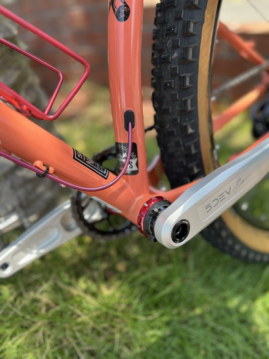astbikes's tweet photo. お待たせ致しました。色々すったもんだありましたが無事に完成です。
@やつみちゃん も喜んでいただきました。
ありがとうございました😊
#マウンテンバイク
#surlybikes 
#karatemonkey 
#fivedev
#astbikes
#astforest
#練馬
#板橋
#和光市
#秩父市
#マウンテンバイクショップ https://t.co/9Y8iv0KtKM