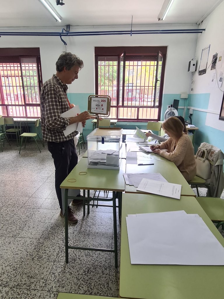 vgomezfrias's tweet photo. Con mi compañero Saúl, también apoderado en el distrito de Hortaleza, y votando en el estreno electoral de @izquierdaesp.

Hoy pueden empezar a cambiar muchas cosas para la izquierda y para España. https://t.co/rMv70NigM4