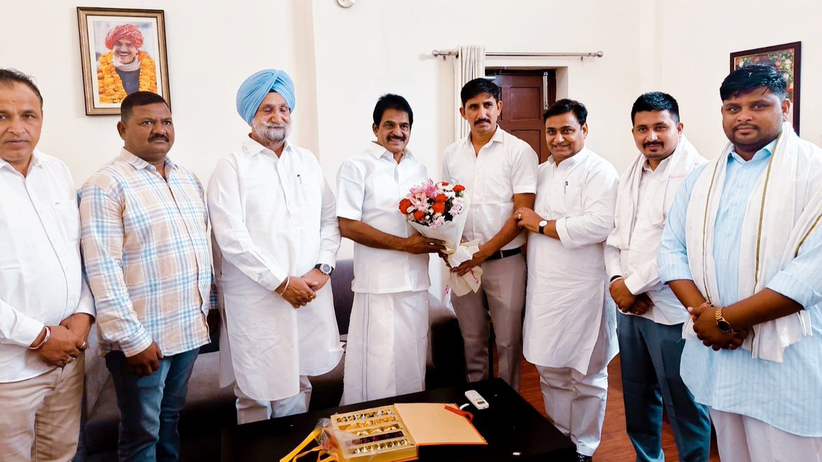 आज दिल्ली में INC राष्ट्रीय अध्यक्ष मल्लिकार्जुन खड़गे जी, राष्ट्रीय महासचिव के.सी. वेणुगोपाल जी व प्रदेश प्रभारी रंधावाजी से शिष्टाचार भेंट की। 

सभी ने रिकॉर्ड जीत की बधाई दी, हमने भी स्वतंत्र रहकर इंडिया गठबंधन के साथ सदन में जोरदार विपक्ष की भूमिका अदा करने का विश्वास दिया।