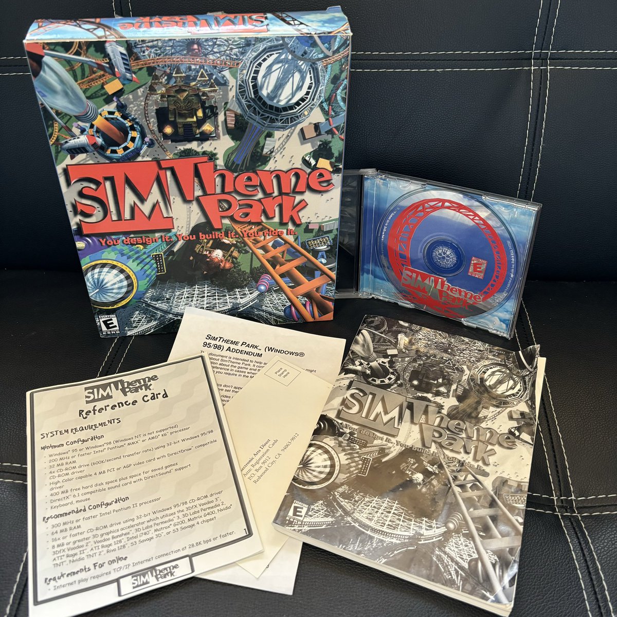 DetectingRetro's tweet image. Another Sim for my collection - Sim Theme Park. Looks familiar I hear my fellow Brits cry - that’s because it’s identical to our Theme Park World. Like Maxis EA also swallowed up Bullfrog, which is referenced on the STP box. #bigboxpcgames #retrogaming