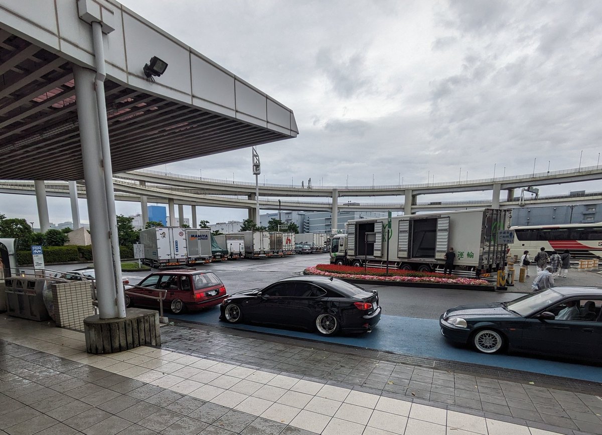sekkyouoji's tweet photo. 身障者用の乗降スペース塞いでやりたい放題
だからハの字タイヤ嫌いなんだよ
#大黒 
#大黒PA https://t.co/HxrXyPPzas