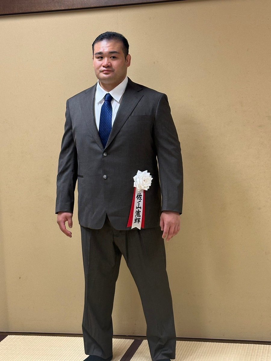 今後は佐ノ山　憲輝として親方業に励んで参ります。
これからもご指導ご鞭撻のほど、よろしくお願い申し上げます。

千代の国断髪式事務局