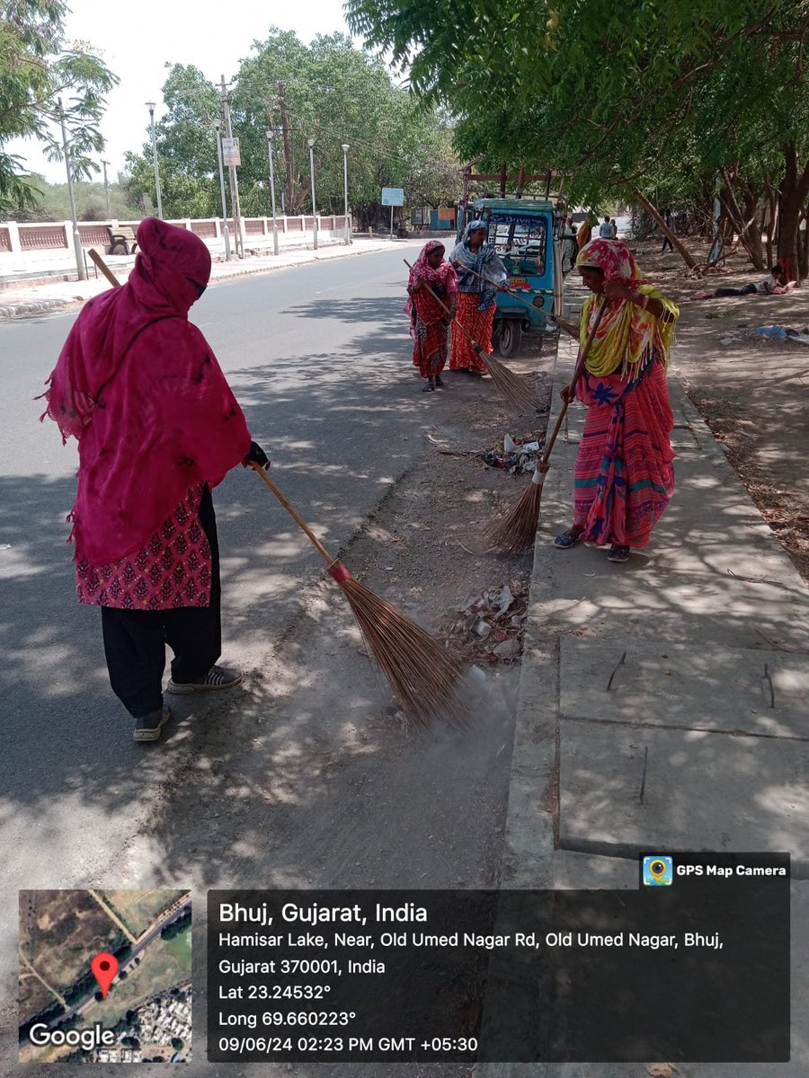 Bhuj_CO's tweet photo. નિર્મળ ગુજરાત ૨.૦ હેઠળ "સ્વચ્છતા પખવાડિયા"ની ઉજવણીના ભાગરૂપે આજ રોજ તા. ૯/૬/૨૦૨૪ ભુજ શહેરના હમીરસર તળાવની બાજુમાં અને લેકવ્યુ રોડ ની સફાઇ કામગીરીની ઝુંબેશ હાથ ધરવામાં આવી.
@sbmugujarat 
@CMOGuj
@GujUDDept
#nirmalgujarat2 #swachchhgujarat2024 https://t.co/iqvfZgmL1B