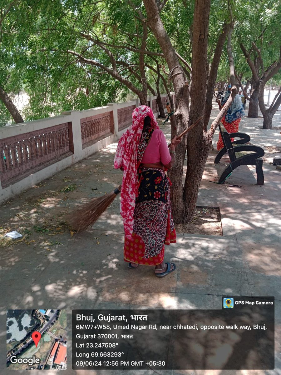 નિર્મળ ગુજરાત ૨.૦ હેઠળ "સ્વચ્છતા પખવાડિયા"ની ઉજવણીના ભાગરૂપે આજ રોજ તા. ૯/૬/૨૦૨૪ ભુજ શહેરના હમીરસર તળાવની બાજુમાં અને લેકવ્યુ રોડ ની સફાઇ કામગીરીની ઝુંબેશ હાથ ધરવામાં આવી.
<a href="/sbmugujarat/">Swachh Bharat Mission Urban - Gujarat</a> 
<a href="/CMOGuj/">CMO Gujarat</a>
@GujUDDept
#nirmalgujarat2 #swachchhgujarat2024