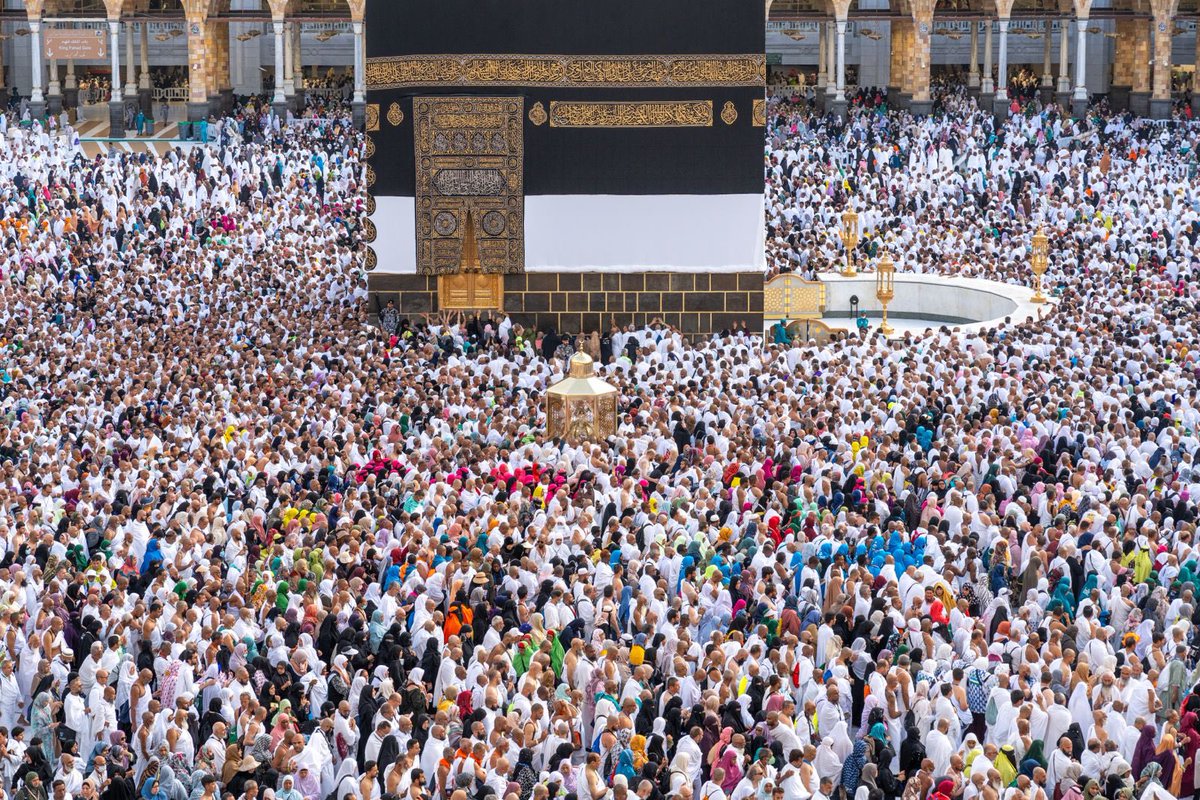 PRAGOVSA's tweet photo. رئاسة الشؤون الدينية؛ تقيِّم مسارات الحوكمة ؛و قياس الأثر، وتحقيق رضا الحجاج؛ لخطة موسم حج ١٤٤٥هـ.

عززت رئاسة الشؤون الدينية للمسجد الحرام والمسجد النبوي مسارات الحوكمة؛ وتقييم الأثر؛ للوصول إلى أعلى معايير الأداء، ومؤشرات القياس، والتميز التشغيلي، ورفع جودة الخِدمات الدينية؛ لخطة الرئاسة في موسم حج ١٤٤٥هـ ؛ ومدى تحقيقها لرضا الحجاج، وإثراء تجربتهم الدينية، وتهيئة الأجواء التعبدية؛  لتعظيم مكامن القوة، وتحويل الفرص إلى تحديات؛ لإيجاد الحلول المناسبة لها؛ وفق التقارير المرفوعة من الادارات الدينية؛ منذ بداية الموسم ؛حتى الاسبوع الاول من شهز ذي الحجة 

وقال سعادة الأستاذ: منصور بن عبدالله المطرفي؛ المشرف على الشؤون  القانونية والحوكمة  في رئاسة الشؤون الدينية: إن حوكمة خطة موسم حج ١٤٤٥هـ؛ تهدف إلى تحقيق التميز والجودة؛ لتمكين ضيوف الرحمن من أداء العبادات والمناسك على بصيرة وهدى، في بيئة وسطية دينية مثرية، وحوكمة وعمل مؤسسي؛ لتعزيز نقاط القوة والإبداع، وتجويد المخرجات؛ بما ينعكس على جودة الخِدمات الدينية، وأداء العاملين بالمنظومة.

وأضاف: أن الاستراتيجية المستقبلية للرئاسة؛ وضعت مستهدفات ومؤشرات؛ لحوكمة عمل المنظومة الدينية في الحرمين الشريفين، وضمان تنفيذ مرتكزاتها، المواكبة لرؤية المملكة العربية السعودية 2030، مع العناية بالبيئة التعبدية، والأجواء الإيمانية، وتفعيل رسالة الأئمة والمؤذنين، والعلماء، والمدرسين، وحلقات تحفيظ القرآن الكريم، والسنة النبوية المطهرة، والمتون العلمية.

وتمحورت  خطة موسم حج ١٤٤٥هـ؛ في نقاط، وهي: استثمار شرف شعيرة الحج، وتأكيد فضلها ومكانتها من الإسلام، وإثراء تجربة الحجاج دينيًا، ومحورية الضيف وتحقيق رضاه، من خلال البرامج النوعية المتعددة، والجودة والتميز، وتعميق الدور التكاملي والتناغمي والتنسيق مع شركاء النجاح؛ لإعزاز رسالة الحرمين الوسطية محليًا وعالميًا.