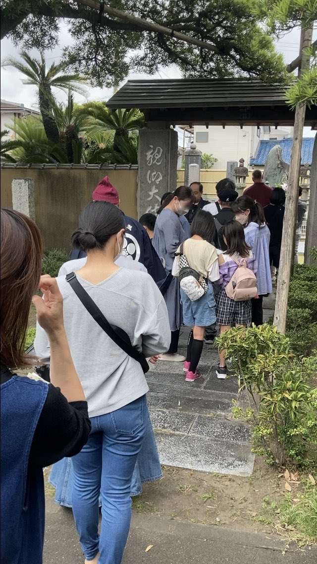 jirochoPR's tweet photo. 本日は、清水区梅蔭禅寺におきまして、次郎長さんの墓参供養を営んだのち、本堂にて次郎長翁を知る会の年次総会が行われました。
先日告知しました『梅蔭禅寺次郎長祭リ』に訪れた多くの方々が供養祭にも足を運んでくださり、次郎長さんのお墓の前で手を合わせていました。 https://t.co/mRVY8ju9Zd