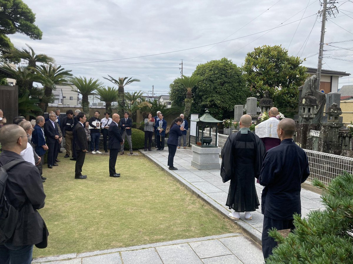 jirochoPR's tweet photo. 本日は、清水区梅蔭禅寺におきまして、次郎長さんの墓参供養を営んだのち、本堂にて次郎長翁を知る会の年次総会が行われました。
先日告知しました『梅蔭禅寺次郎長祭リ』に訪れた多くの方々が供養祭にも足を運んでくださり、次郎長さんのお墓の前で手を合わせていました。 https://t.co/mRVY8ju9Zd