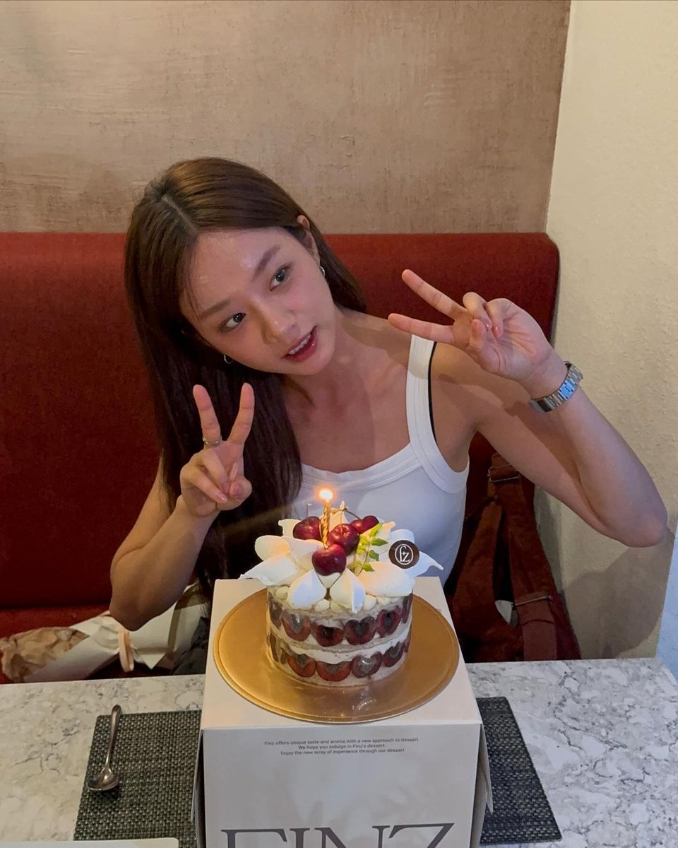 HourlyHyeri's tweet photo. Happy birthday hyeri ✨️🎀🎉🥳
생일 축하합니다. 행운을 빌어요, 항상 행복하고, 건강하세요 🩷🩷🩷 사랑해요

#혜리 #Hyeri #HappyHyeriDay https://t.co/mx83PBwGcu