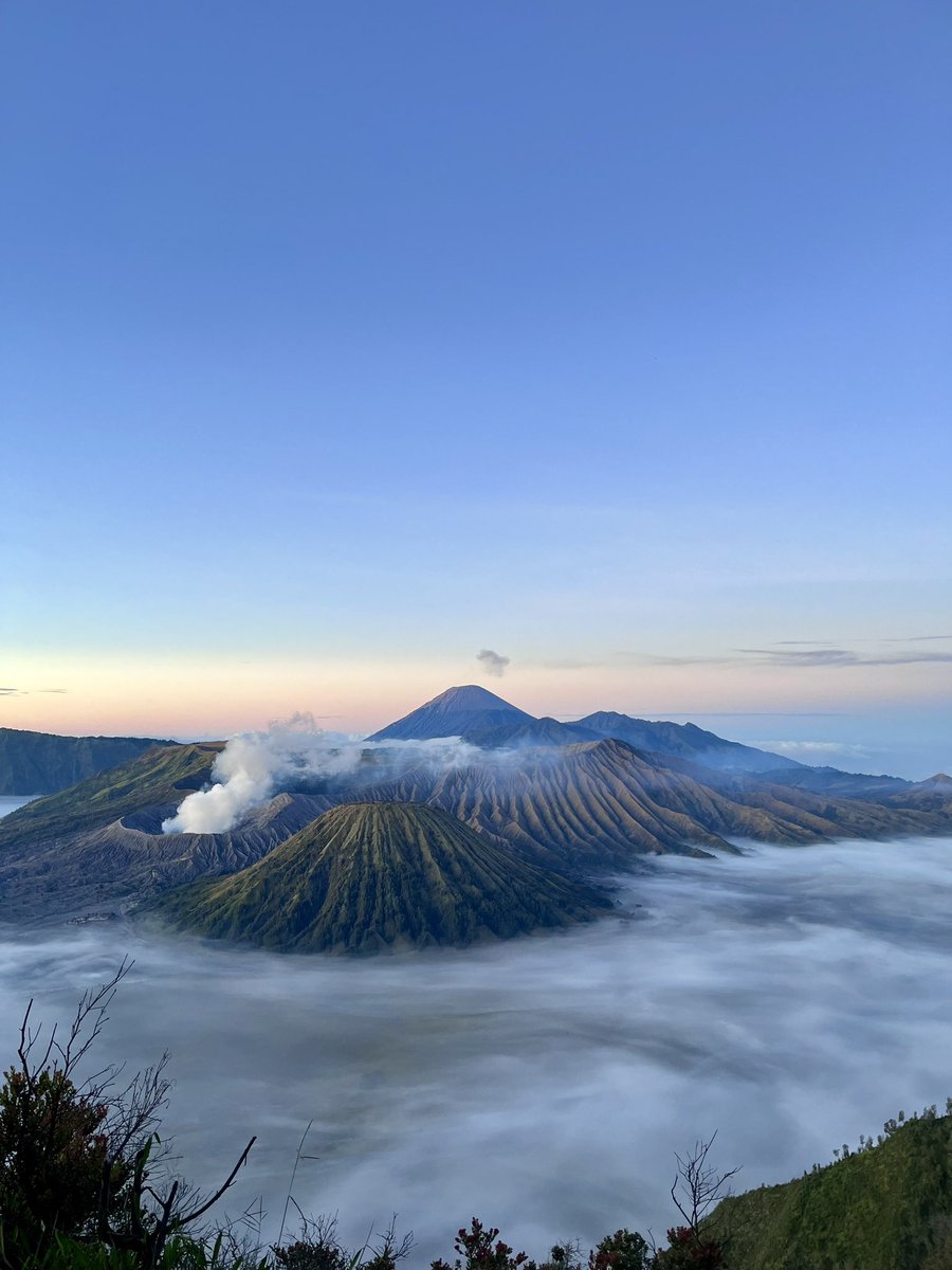 semangatyaran's tweet photo. enaknya di Malang itu bisa ke Batu, terus lihat sunrise di Bromo… kulineran dan strolling around sekitar kota, dan tentunya bisa makan bakso uenak sepuasnya 🫶 

recommendation for a few days in Malang🌿🍃 https://t.co/KQLtsF03SN