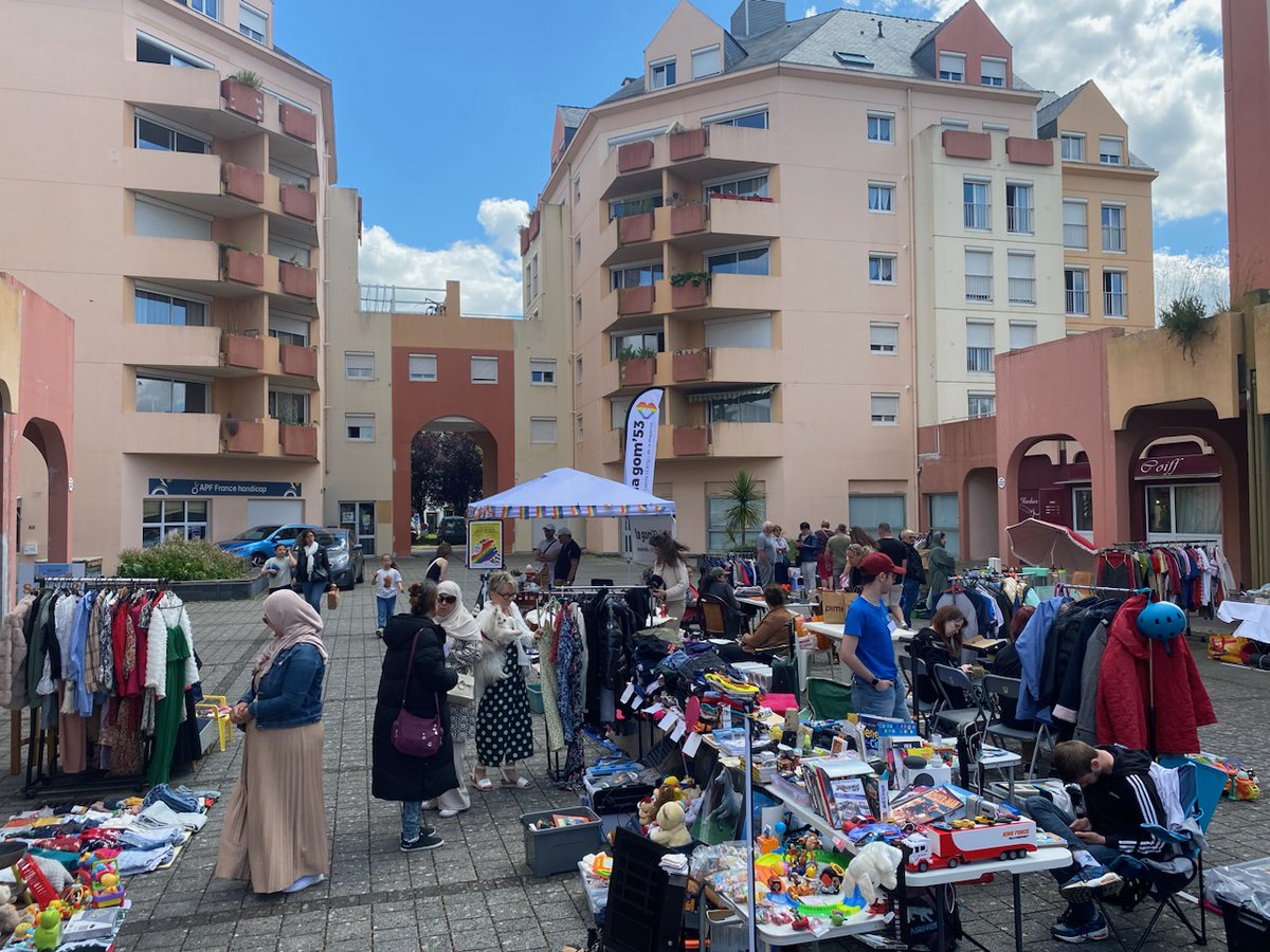 LaGom53's tweet photo. Vide grenier du Murat. 

Nos bénévoles participent aujourd'hui à la vie locale, pour toujours plus d'inclusion. 
Le barnum de La Gom'53 est installé sur la place Mettman pour le vide grenier du quartier.
N'hésitez pas à aller les voir. 😉🏳️‍🌈🏳️‍⚧️ https://t.co/6mFL9HH0Ly