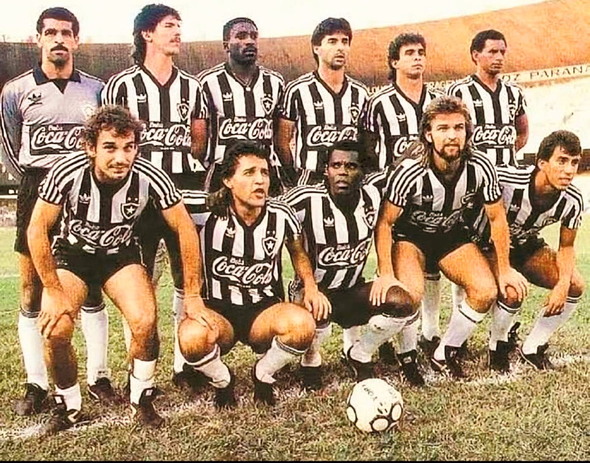 zefogareiro's tweet photo. Bom dia, Zé! Mais ou menos nesta foto (talvez um pouquinho mais pra trás, pois aí estamos em 1988) começou a minha história de arquibancada.
É... O tempo passa. Não vive não pra tu ver...
Orgulho de tudo até aqui.
Fooooooogoooooooooo!!! ⬛⭐⬛🔥👊😍🙏 #BotafogoPraSempre #BFR https://t.co/VeyTFXlv1d