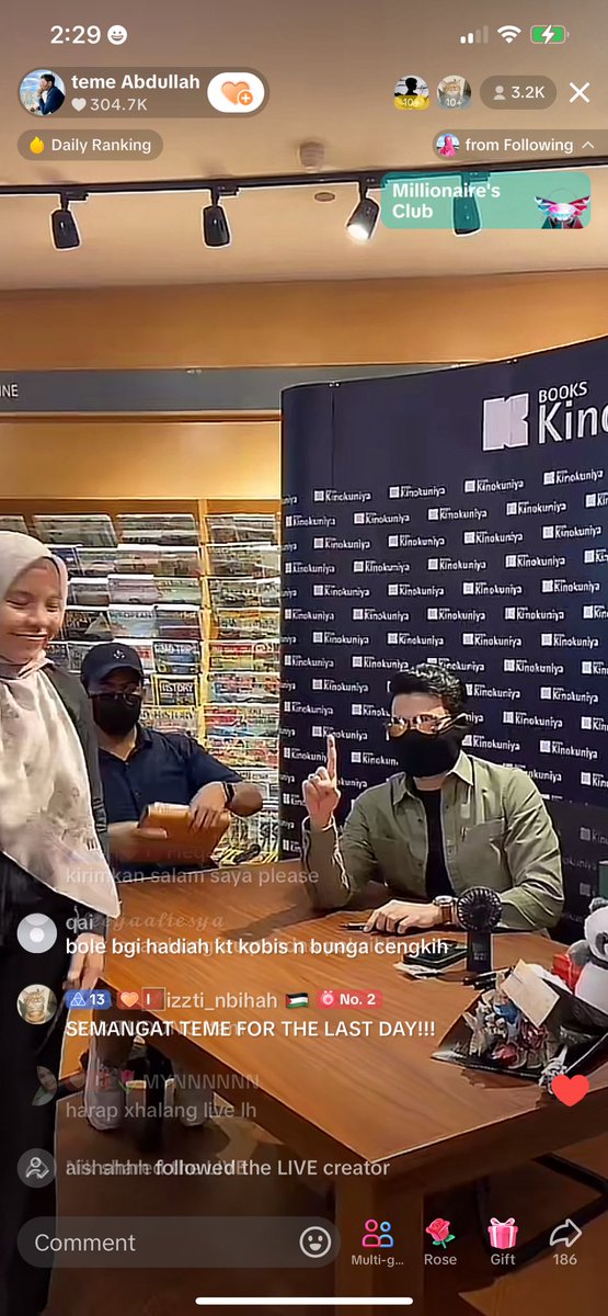 Nieyda2's tweet photo. Terima kasih Teme @itsteme sudi nak jumpa kami! Tahniah atas  kejayaan semua M&amp;G yang sangat sukses😍😍Suka tgok Teme layan peminat. Thanks again Teme! hingga jumpa lagi✨💕 https://t.co/GeHtuphk0I
