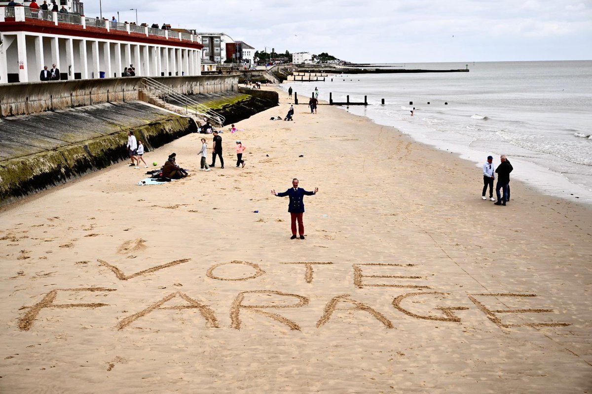 Nigel_Farage's tweet photo. VOTE FARAGE. https://t.co/xQIegXozlG