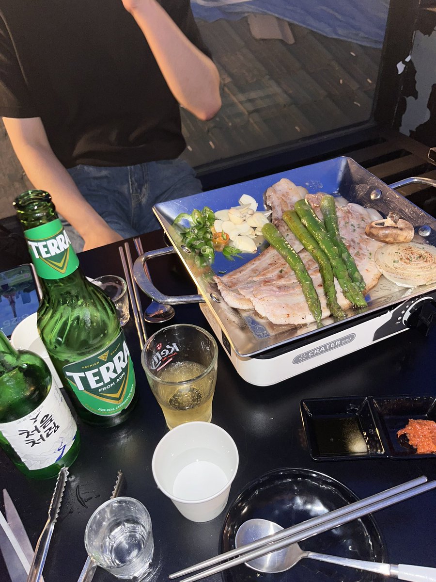 555572L's tweet photo. 어제 돼지처럼 먹어서 5키로 더 찐듯 https://t.co/zsqU5ODbbG