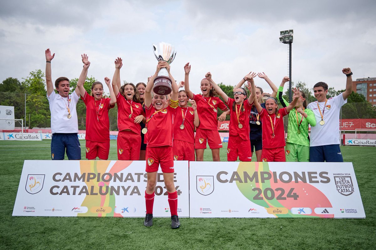 FCF_CAT's tweet photo. 🏆 El @TerrassaFC aixeca el primer Campionat de Catalunya de la seva història en categoria 𝐀𝐥𝐞𝐯𝐢́ 𝐅𝐞𝐦𝐞𝐧𝐢́❗️

⚽️@PBBLAROCA 2⃣🆚3⃣ @TerrassaFC 

🤩 𝐄𝐧𝐡𝐨𝐫𝐚𝐛𝐨𝐧𝐚, 𝐭𝐞𝐫𝐫𝐚𝐬𝐬𝐞𝐧𝐪𝐮𝐞𝐬 🤩
#FestaFutbolCatalà #futfem #futbolformatiu https://t.co/ogScxAcmEy