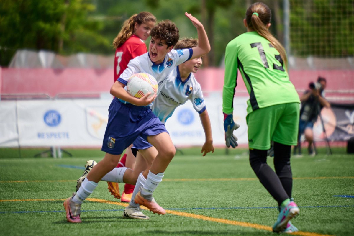 FCF_CAT's tweet photo. 🏆 El @TerrassaFC aixeca el primer Campionat de Catalunya de la seva història en categoria 𝐀𝐥𝐞𝐯𝐢́ 𝐅𝐞𝐦𝐞𝐧𝐢́❗️

⚽️@PBBLAROCA 2⃣🆚3⃣ @TerrassaFC 

🤩 𝐄𝐧𝐡𝐨𝐫𝐚𝐛𝐨𝐧𝐚, 𝐭𝐞𝐫𝐫𝐚𝐬𝐬𝐞𝐧𝐪𝐮𝐞𝐬 🤩
#FestaFutbolCatalà #futfem #futbolformatiu https://t.co/ogScxAcmEy
