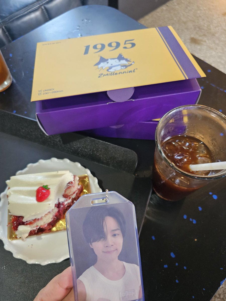 nknoknokkhong's tweet photo. 👋👋 see you later #MagnateCafe #jimin https://t.co/xHVqFTpwei