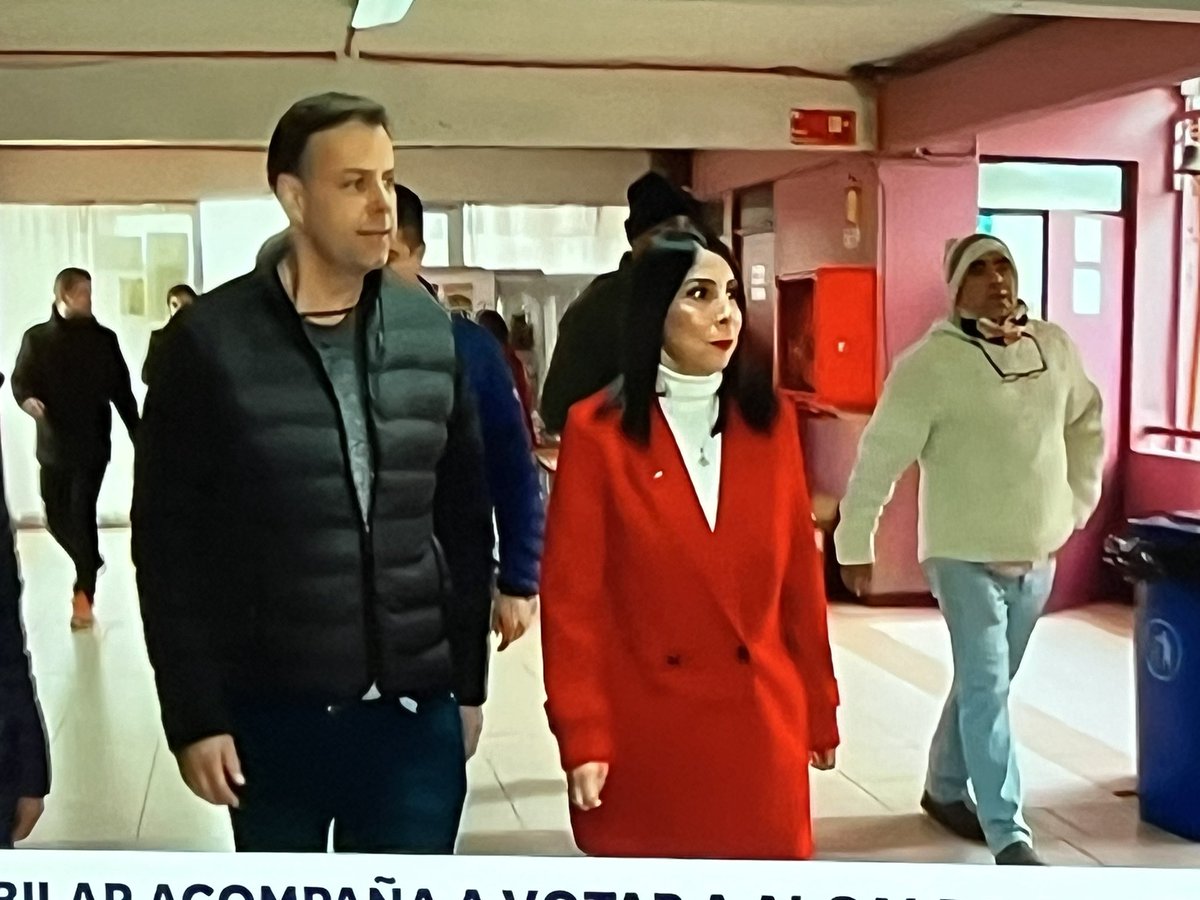hernan_sr's tweet image. Como Karla Rubilar no vota en puente alto, acompañó a Codina a votar. 
Trágame tierra. 
Usted no vote por ella.