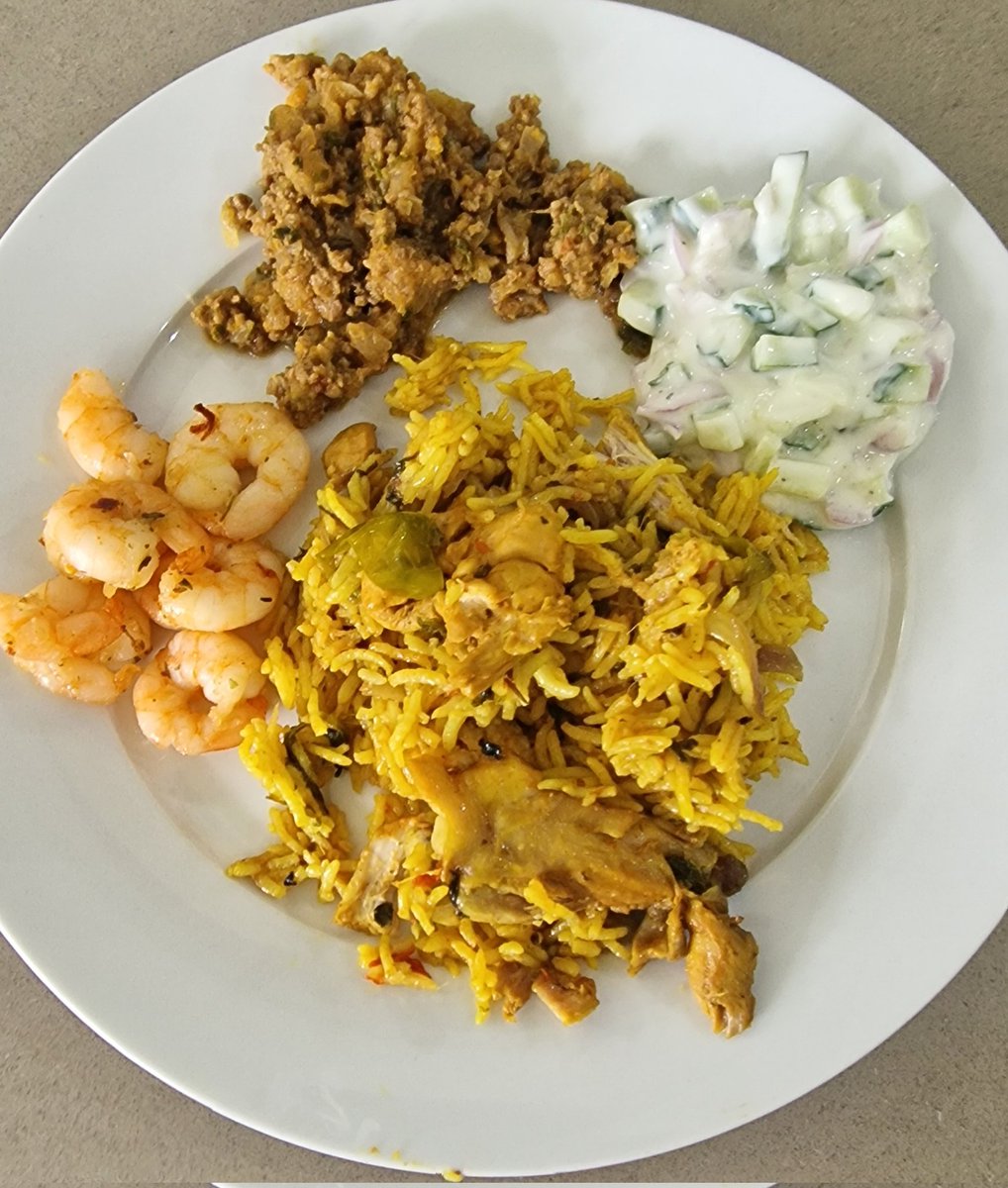 arakshashi's tweet photo. #SundaySamayal
#Lunchupdates
Chicken briyani, Raita, garlic buttered prawns, mutton keema from yesterday. https://t.co/NQRTq7yFEz