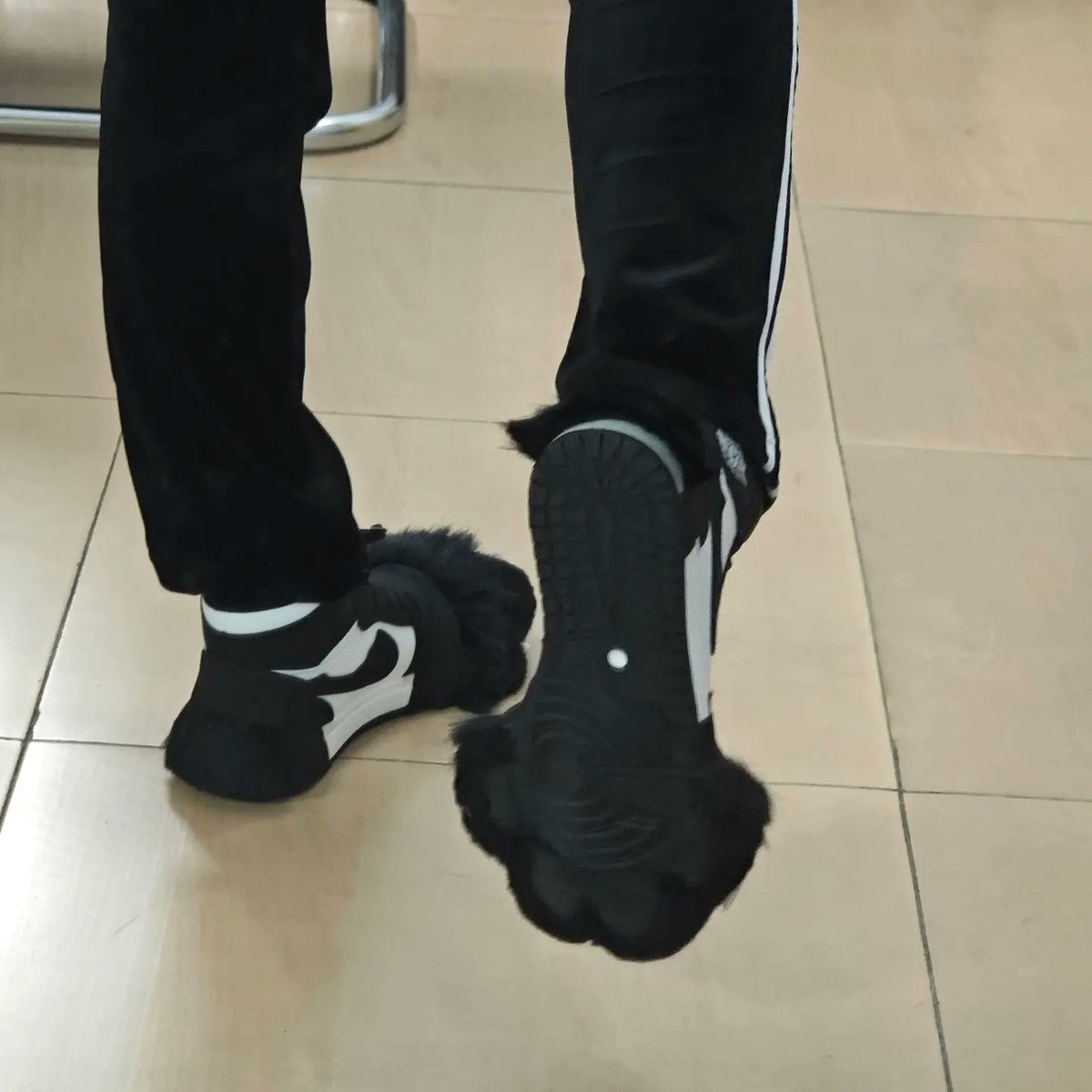 ghosts76532892's tweet photo. I tried claw shoes!!
⭐And sell it!
 The price is 300 dollars, the postage I contract, can mail to anywhere, if you are interested can private letter me❤️
（37 Yards）
#furry  #fursuitmaking #fursuiter   #fursuitforsale #kemonosuit #kemono #kemonofursuit https://t.co/umJ8lzAwu5