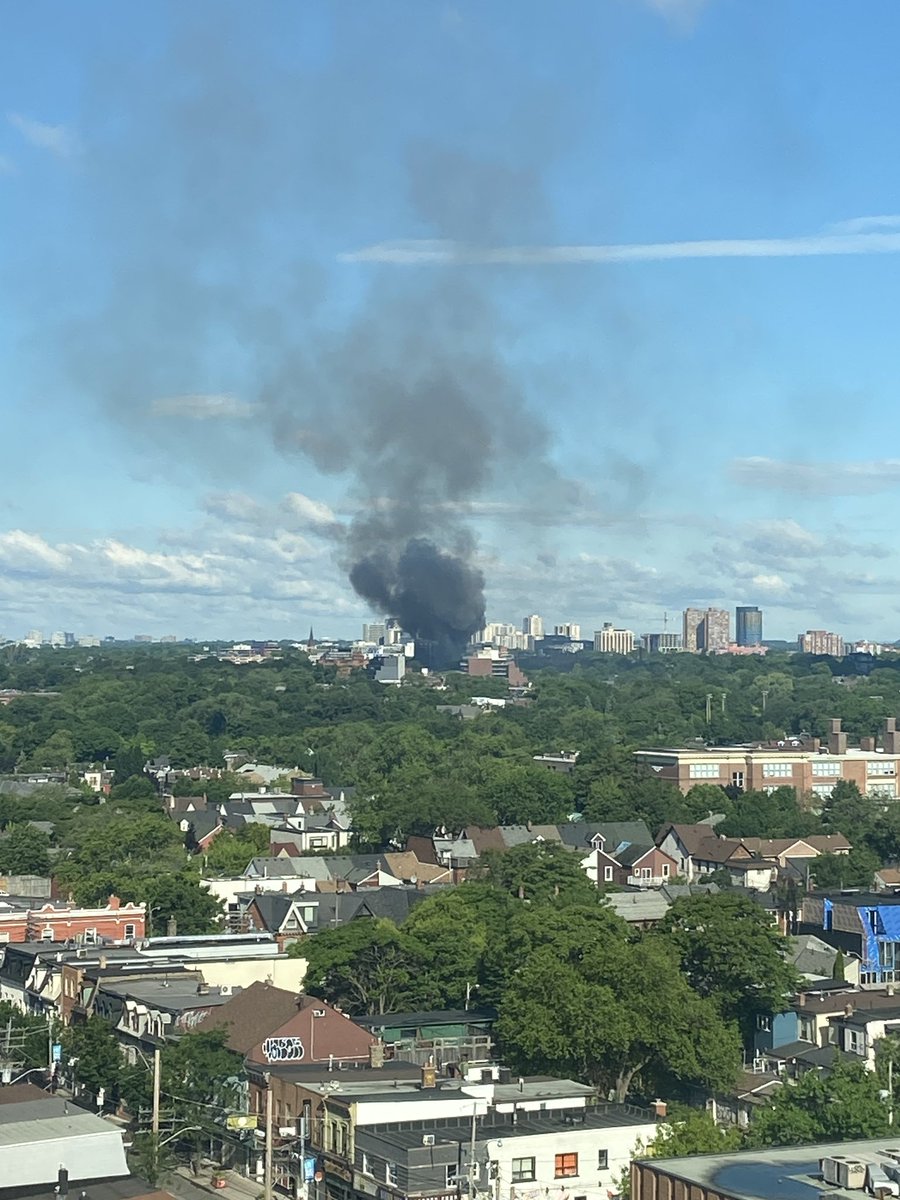 Val_blais's tweet photo. @CityNewsTO Smoke and flames visible from Bathurst and Queen. https://t.co/GobZhZaPMX