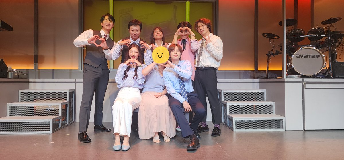 240609 뮤지컬 6시퇴근 포토타임 이벤트

니엘이가 옆에서 포즈 따라해주고 귀엽네 

#니엘  #NIEL