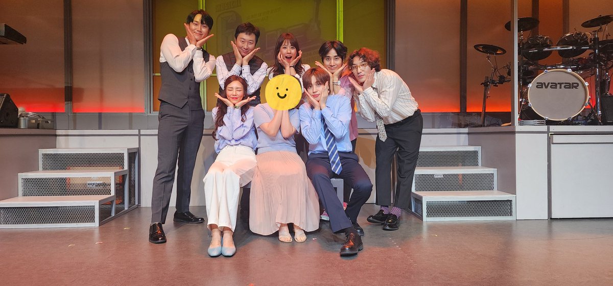 240609 뮤지컬 6시퇴근 포토타임 이벤트

니엘이가 옆에서 포즈 따라해주고 귀엽네 

#니엘  #NIEL