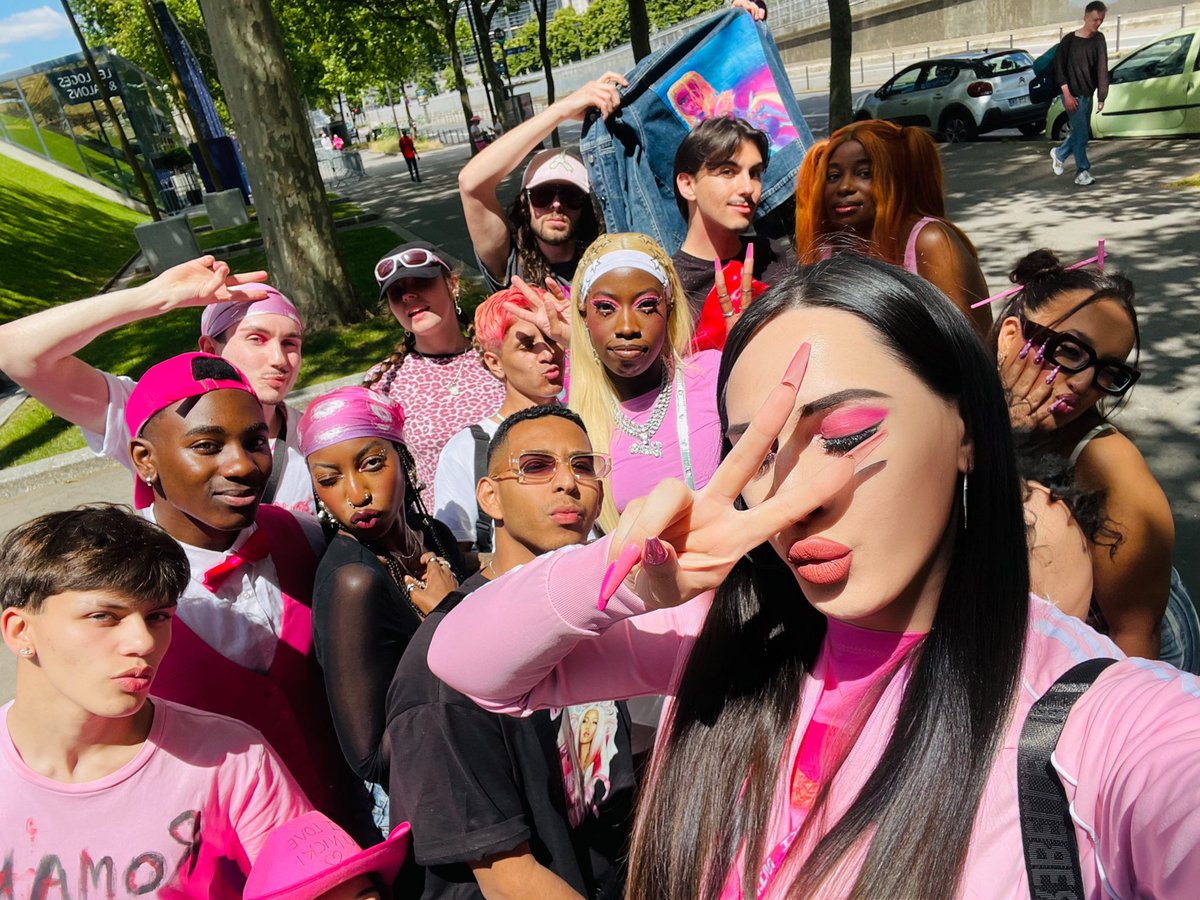 NickiM_Italia's tweet image. Barbz are my second family! Blessed and grateful for this beautiful experience 💗🇫🇷 my second show in 2 weeks! Wow! 💋 see you in 3 hours my love 💗💗 @NICKIMINAJ 
#GagCityParis 
And I can’t wait to see you in my country, Milan!! 🇮🇹 Ofc🙏🏻 I love you Nicki.