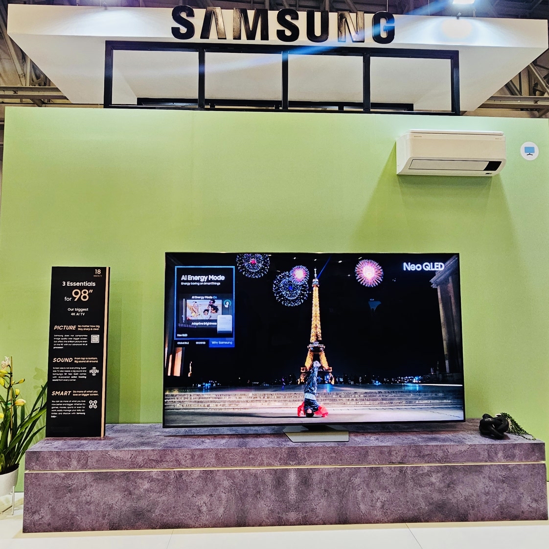 SamsungSA's tweet photo. The only way to “watch this space” for what we have lined up for you in 2024, is on a #Samsung TV! More Wow for every inch of [your life] @decorexSA✨! #BetterLife #AIforAll #DecorexCT #Decorex2024 #SamsungBespoke https://t.co/ftBfngbl4M