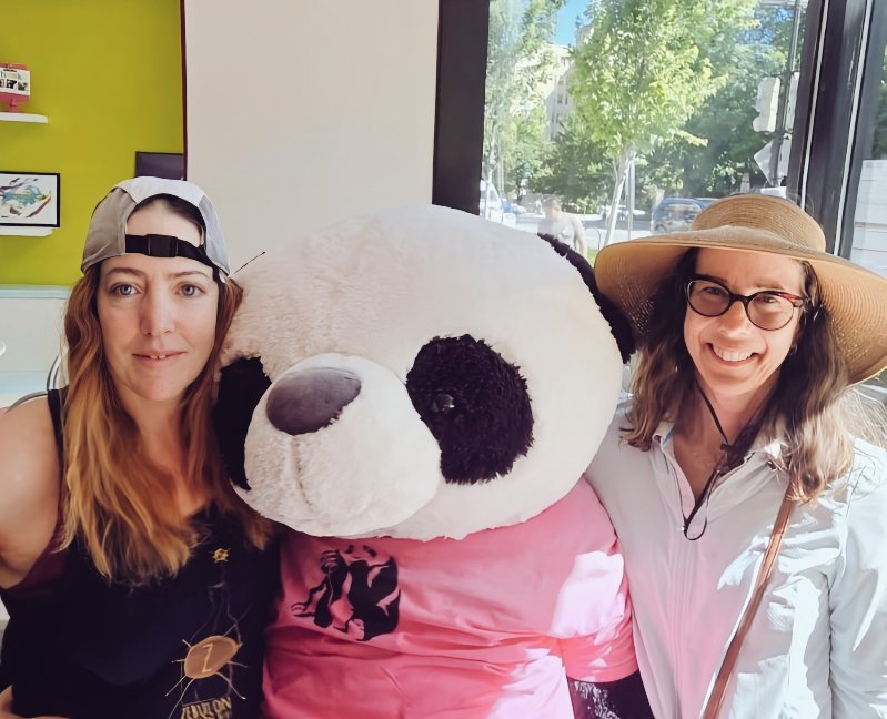 vicequeenmaria's tweet photo. Friend visiting from Brooklyn gave thumbs up for @bakedbyyael and our big #panda friend #bagels #WashingtonDC #clevelandpark #woodleypark https://t.co/e97fXoEyG9