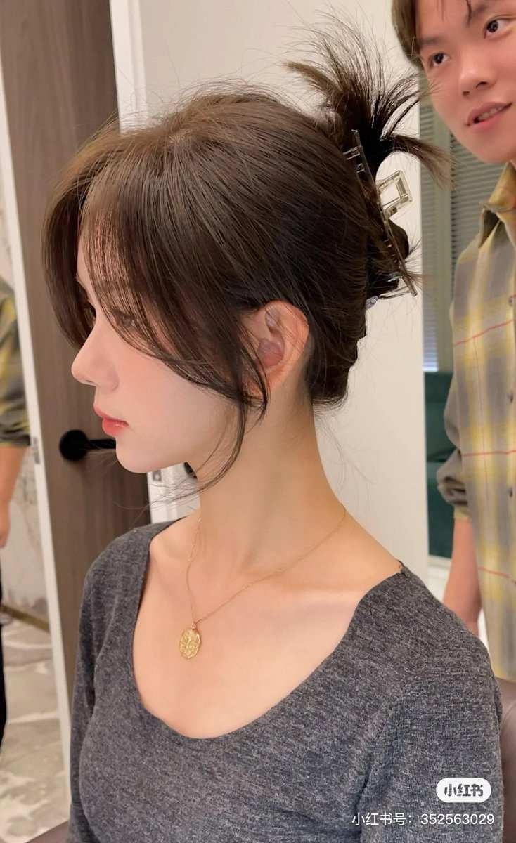 hongmeinu_china's tweet photo. みなさん、巻く時はこうしてみてください…
韓国美人っぽいＳ字前髪も、サイドの毛を巻く時にもこの巻き方でやったら、自然な毛流れに✨美人度が爆上がりします🥀 https://t.co/ir2OcQJCVE