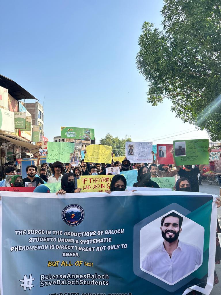 BSC_Bahawalpur's tweet photo. Baloch Students Council Punjab organized a peaceful protest in Bahawalpur against the illegal abduction of Baloch Students, and against the recent surge in Enforced Disappearances of Baloch Students in Balochistan and Punjab.
#SaveBalochStudents
#EndEnforcedDisappearances https://t.co/KzEpXFn9pr