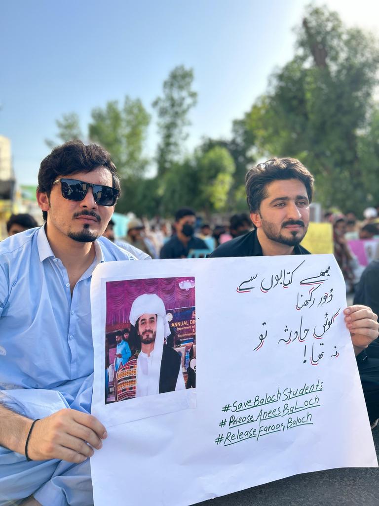 BSC_Bahawalpur's tweet photo. Baloch Students Council Punjab organized a peaceful protest in Bahawalpur against the illegal abduction of Baloch Students, and against the recent surge in Enforced Disappearances of Baloch Students in Balochistan and Punjab.
#SaveBalochStudents
#EndEnforcedDisappearances https://t.co/KzEpXFn9pr