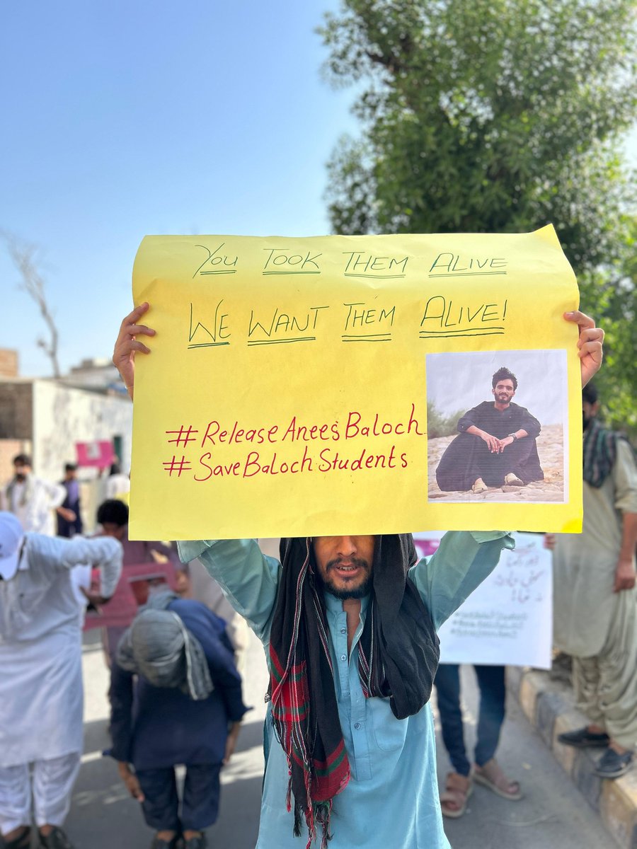 BSC_Bahawalpur's tweet photo. Baloch Students Council Punjab organized a peaceful protest in Bahawalpur against the illegal abduction of Baloch Students, and against the recent surge in Enforced Disappearances of Baloch Students in Balochistan and Punjab.
#SaveBalochStudents
#EndEnforcedDisappearances https://t.co/KzEpXFn9pr