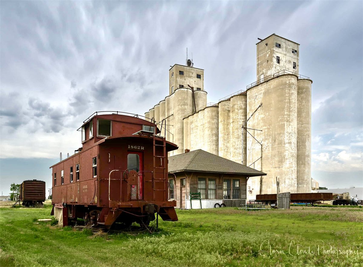 lhedien's tweet photo. An #Americana 🇺🇸 scene in #Oklahoma in late May. 😎😍 #caboose #grainelevator #nikonoutdoors @riyets @discovery #thephotohour #exploretheusa #abandoned #oldtrainstation #decay #abandonedplaces #photography #thephotohour #nikonusa #zcreators #natgeophotos #natgeoyourshot #natgeo https://t.co/gWp8tWhj2f