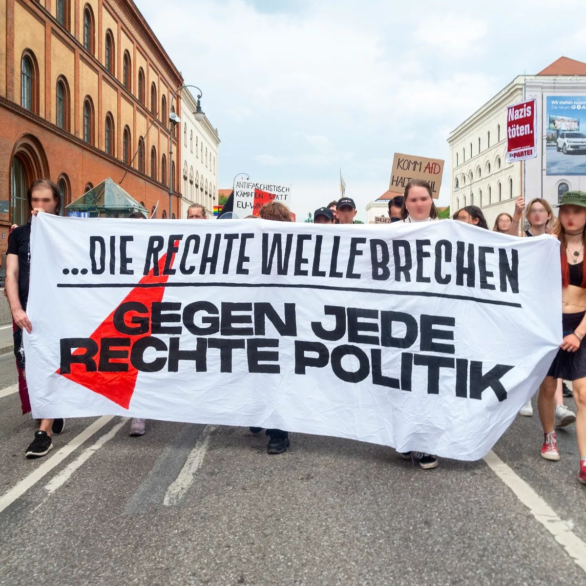 gegenrechts_muc's tweet photo. Wart ihr gestern auf der Straße?
Eindrücke der Demo "Deine Stimme gegen Rechts", Siegestor München.
#DeineStimmeGegenRechts #LautSeinGegenRechts #muc0806 #tdgr #KreuzeOhneHaken #GemeinsamGegenRechts #DemokratieVerteidigen #München (1/4) https://t.co/02VeA8uHpT